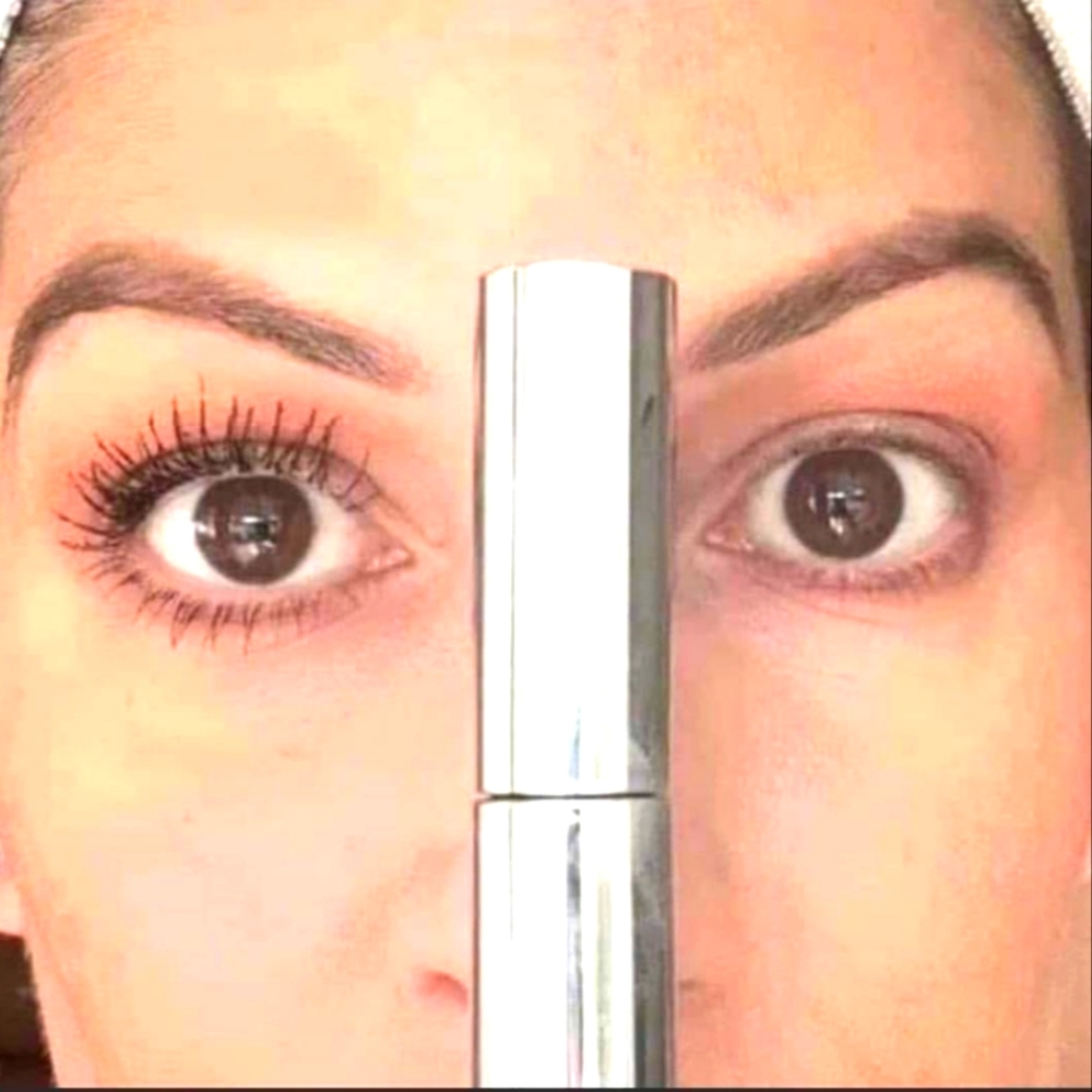 🖤Black colored mascara in a light liquid formula